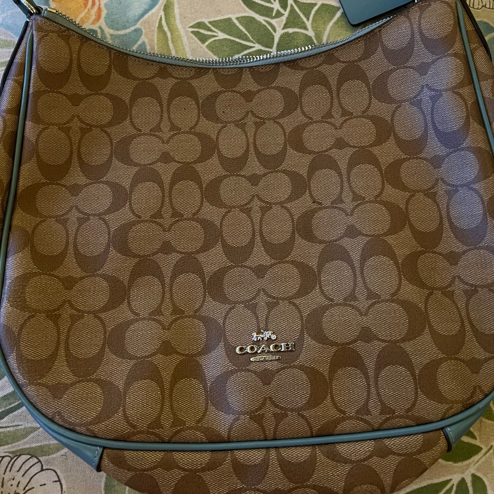 Coach shoulder bag. Fabulous condition. Used twice.  N2A1911-F29209